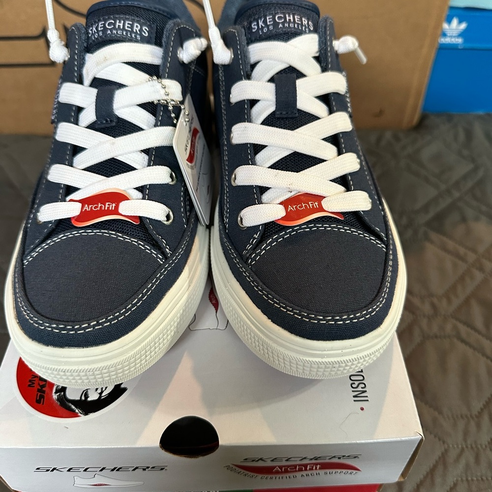 Skechers Womes Navy Sneakers